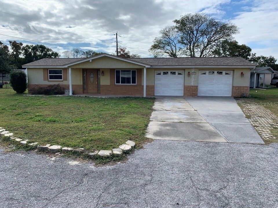 4909 Fruitwood Loop in Holiday, FL - Foto de edificio
