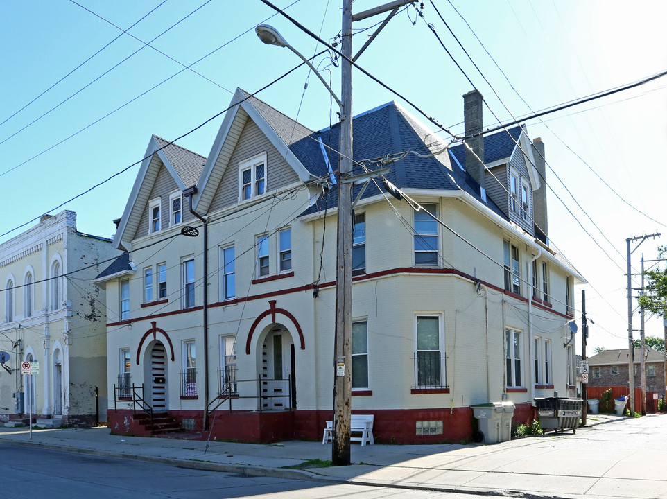 812-814 S 11th St in Milwaukee, WI - Building Photo