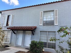 10806 N Kendall Dr in Miami, FL - Building Photo