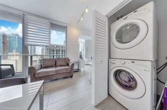 151 SE 1st St, Unit 1706 in Miami, FL - Building Photo - Building Photo