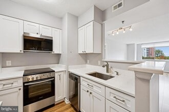 5809 Nicholson Ln in Rockville, MD - Foto de edificio - Building Photo