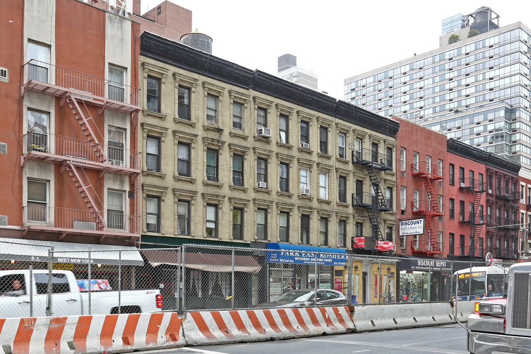 1621 2nd Ave in New York, NY - Building Photo