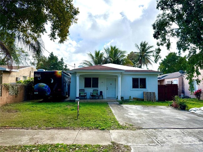 320 NW 81st St. in Miami, FL - Foto de edificio - Building Photo