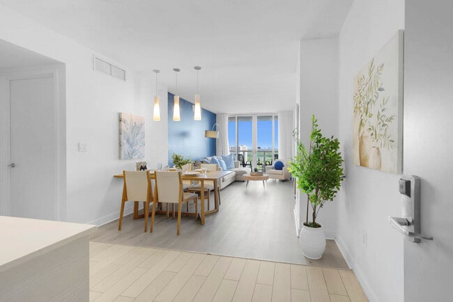 1180 E Hallandale Beach Blvd in Hallandale Beach, FL - Foto de edificio - Building Photo