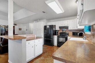135 E Mosley Ln in Huntsville, TX - Building Photo - Building Photo