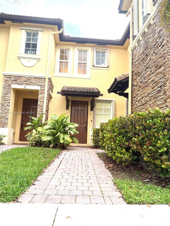 9323 SW 227th St in Cutler Bay, FL - Building Photo