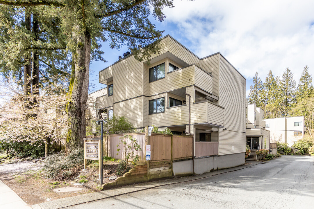 3275 Mountain Hwy in North Vancouver, BC - Building Photo