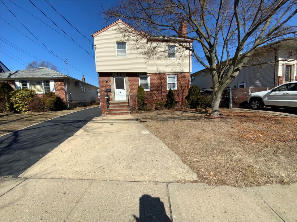 1086 Tulip Ave in Franklin Square, NY - Building Photo