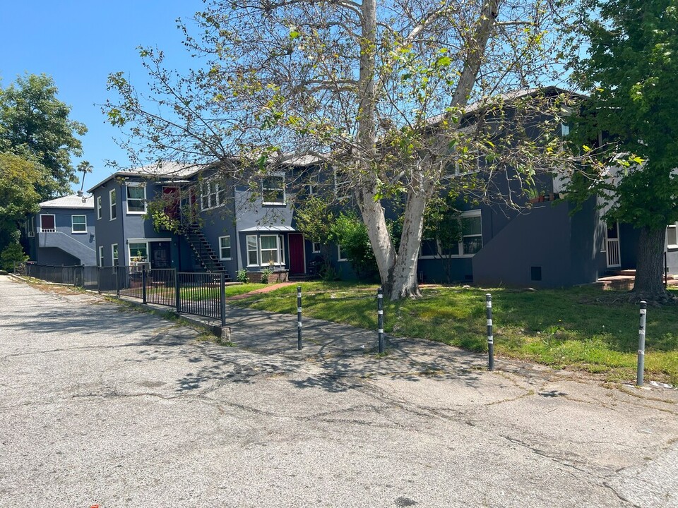 2058 Lake Ave in Altadena, CA - Building Photo