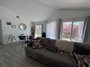 5593 NW 102nd Pl in Doral, FL - Building Photo - Building Photo