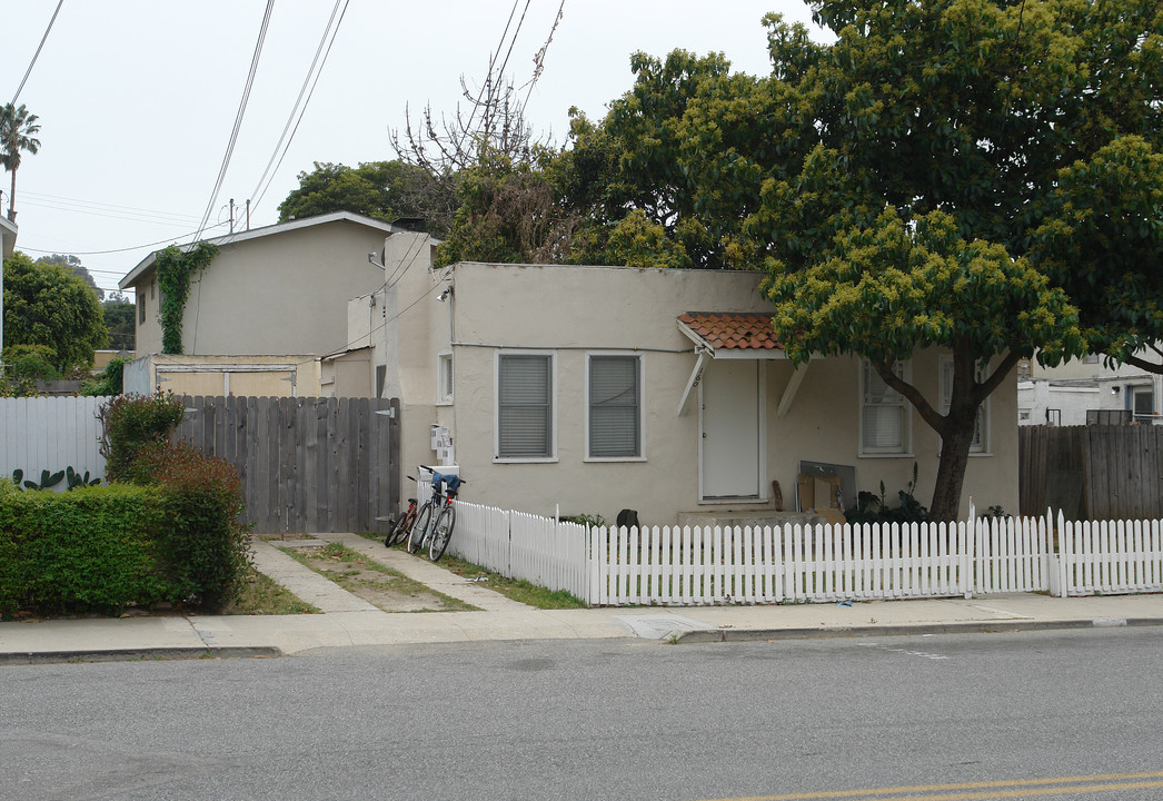 154-160 E Ramona St in Ventura, CA - Building Photo