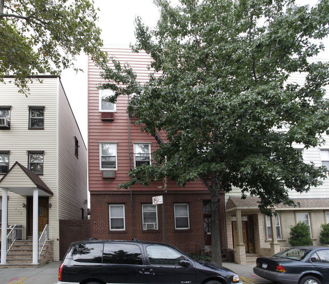 283 Manhattan Ave in Brooklyn, NY - Foto de edificio - Building Photo