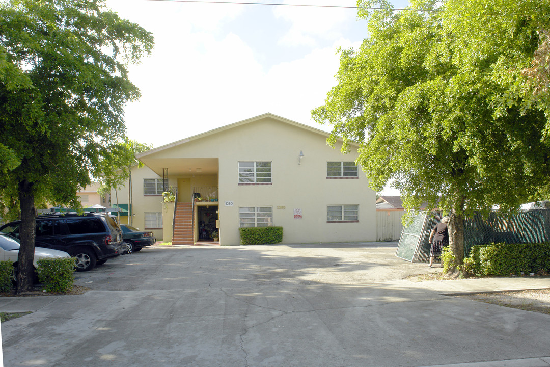 1260 W 37th St in Hialeah, FL - Building Photo