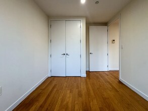 924 Metropolitan Ave in Brooklyn, NY - Foto de edificio - Building Photo