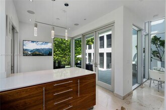 548 Fernwood Rd in Key Biscayne, FL - Building Photo - Building Photo