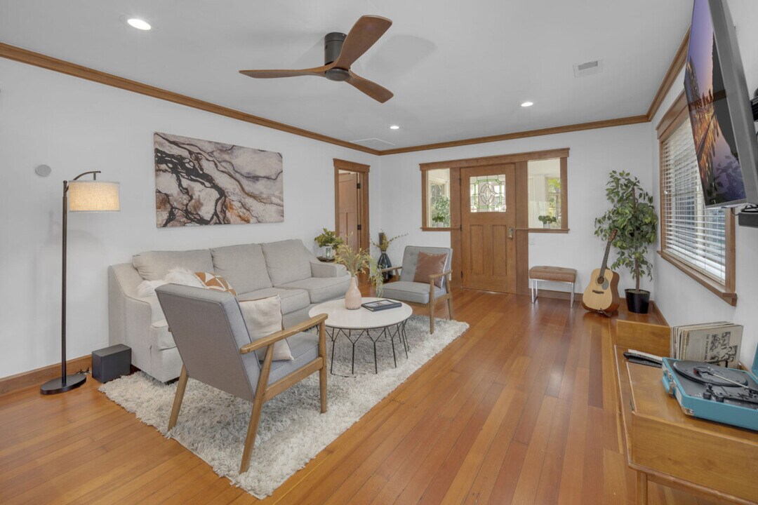 1072 Johnson Ave in San Diego, CA - Building Photo