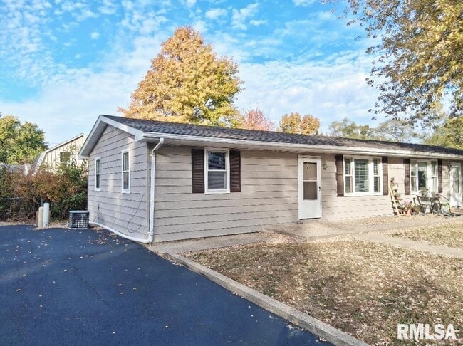 5812 W Farmington Rd in Peoria, IL - Building Photo - Building Photo