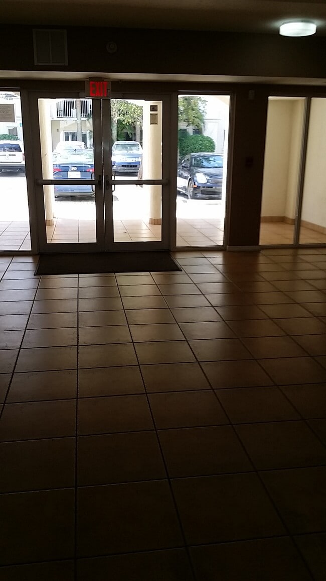 11050 Southwest 196th Street, Unit 103 in Miami, FL - Foto de edificio - Building Photo