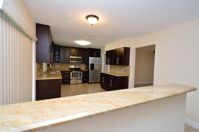 8592 NW 7th St in Coral Springs, FL - Building Photo - Building Photo