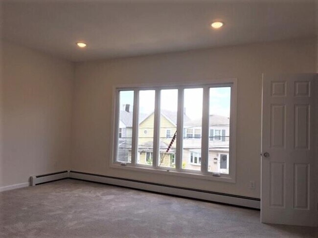 71 W 14th St-Unit -2 in Bayonne, NJ - Foto de edificio - Building Photo