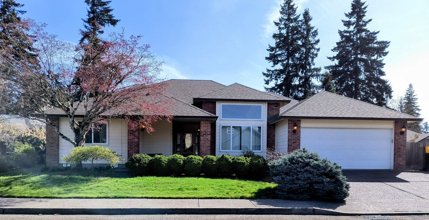 1231 NE 12th Way in Canby, OR - Building Photo