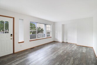 1154 SW Thornberry Dr in Oak Harbor, WA - Building Photo - Building Photo