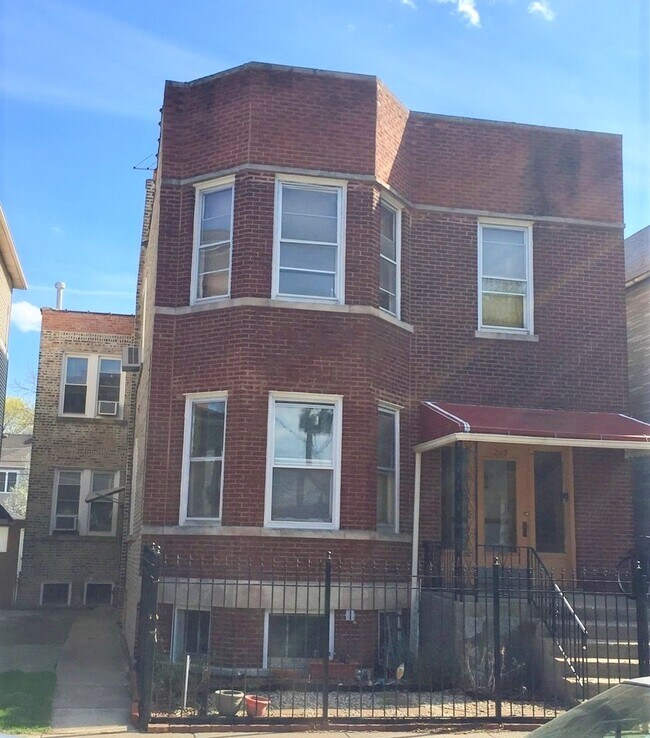 2117 W Berteau Ave, Unit 1F