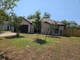 214 Maple Ln in Elgin, TX - Building Photo