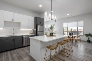 The Porter at Westport Plaza in St. Louis, MO - Building Photo