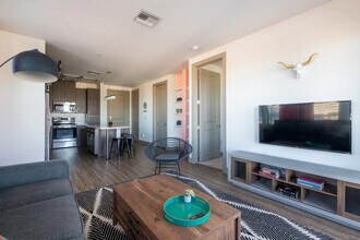 555 N College Ave in Tempe, AZ - Foto de edificio - Building Photo