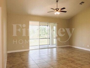 1215 Dodwin St E in Lehigh Acres, FL - Foto de edificio - Building Photo