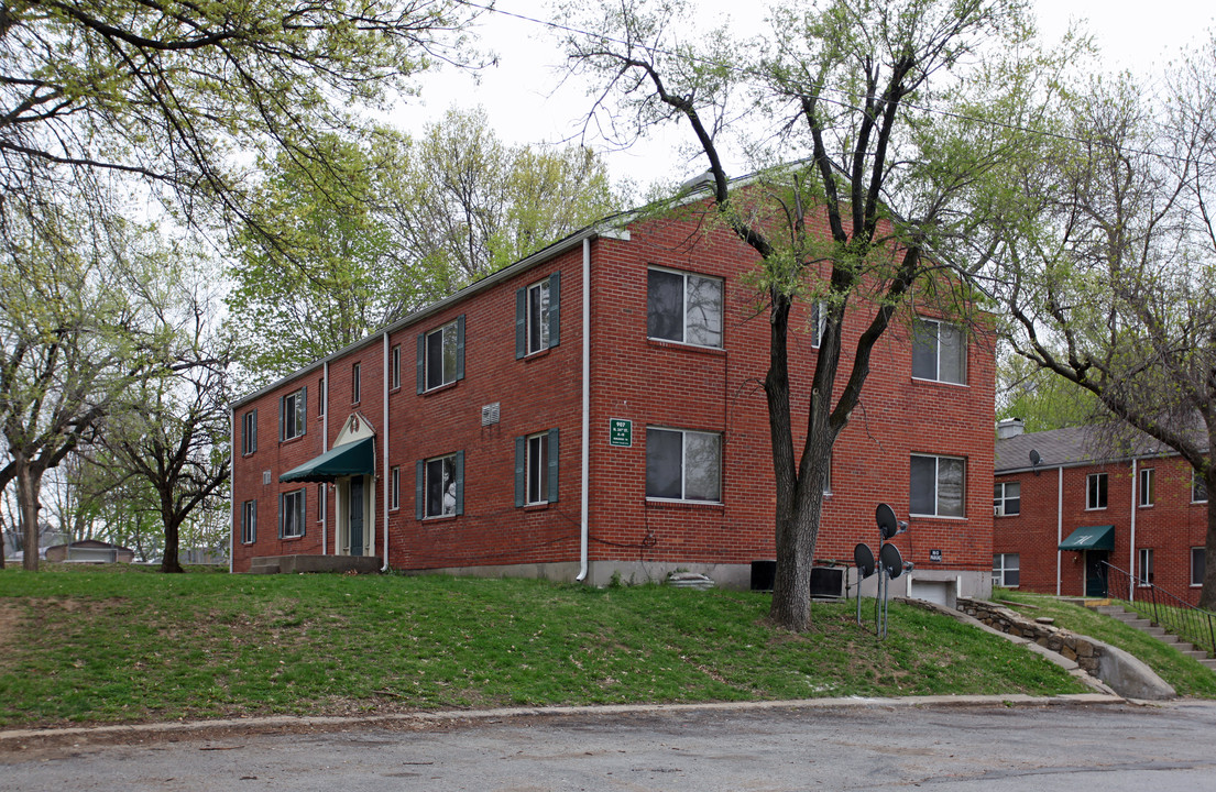 Hillcrest Village in Kansas City, KS - Building Photo