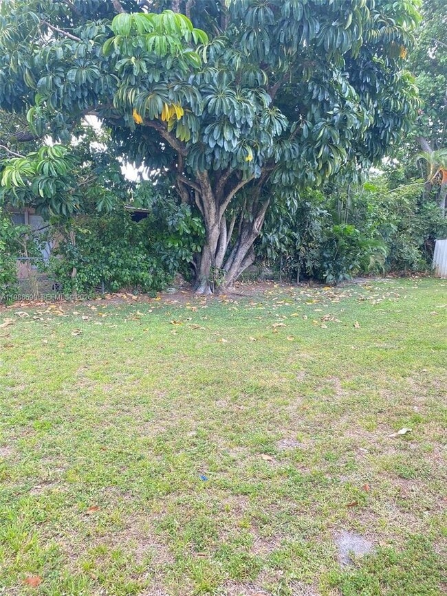 740 NE 179th Terrace in Miami, FL - Building Photo - Building Photo