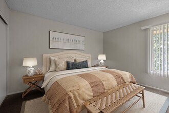 Foothill Village Apartments in Pomona, CA - Foto de edificio - Building Photo
