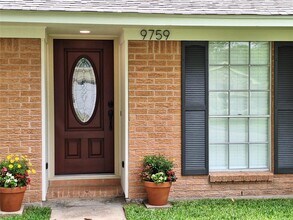 9759 Ebb St in Houston, TX - Foto de edificio - Building Photo