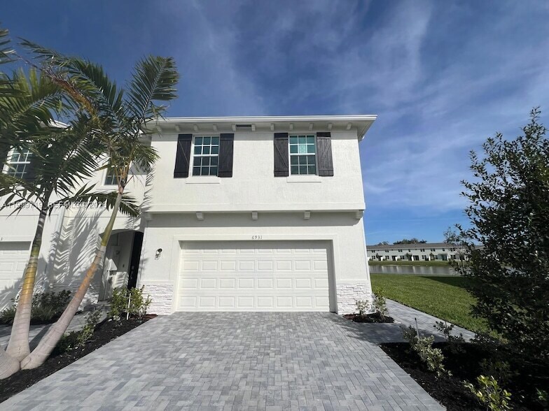 6931 Harbours Edge Ave in Lake Worth, FL - Building Photo