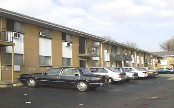 Silver Creek Apartments in Melrose Park, IL - Building Photo