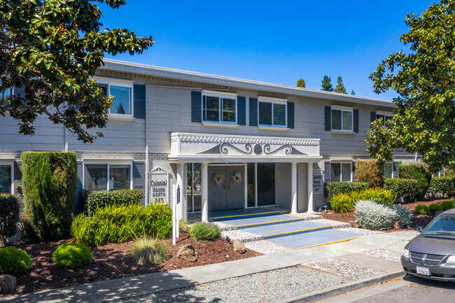 North Colonial House in San Jose, CA - Foto de edificio - Building Photo