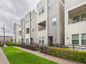 2711 Clinton Dr in Houston, TX - Building Photo