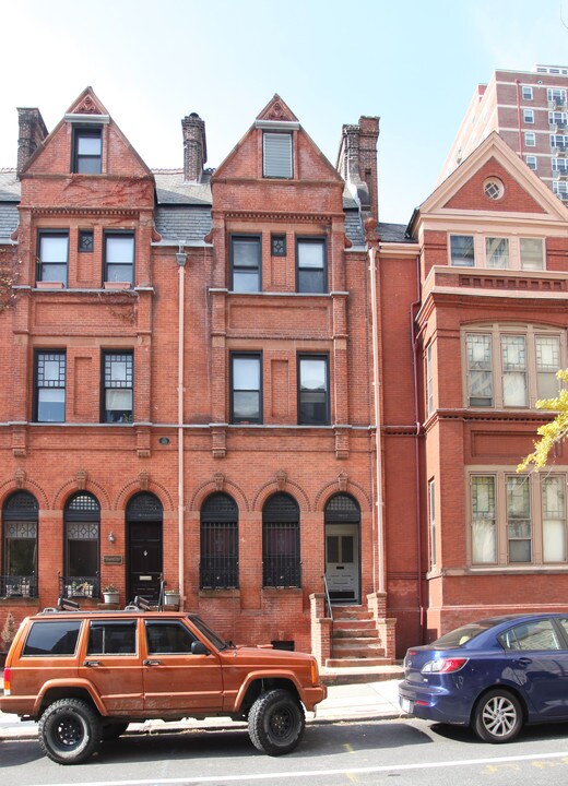 1042 N Calvert St in Baltimore, MD - Building Photo