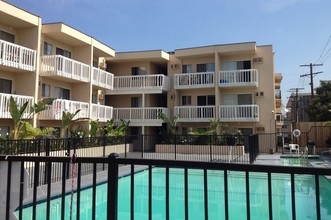 Reno Country Club Apartments in Los Angeles, CA - Building Photo - Building Photo