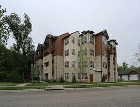 Highlands Lodge in Overland Park, KS - Building Photo - Building Photo