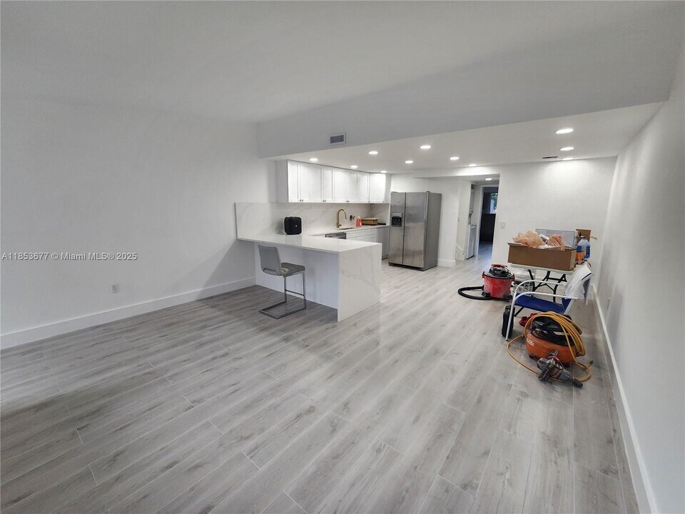 6886 NW 166th Terrace in Hialeah, FL - Building Photo