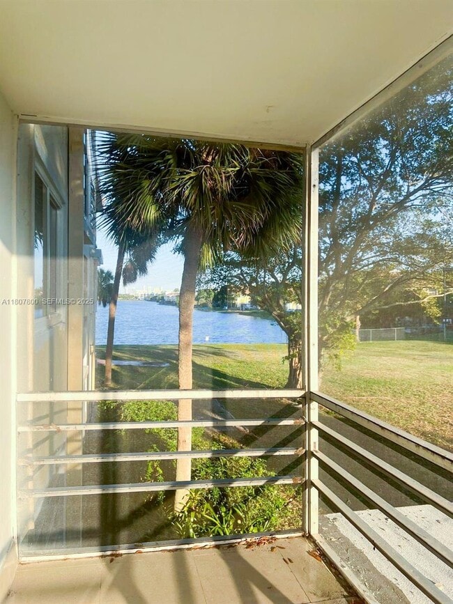 447 NE 195th St in Miami, FL - Building Photo - Building Photo