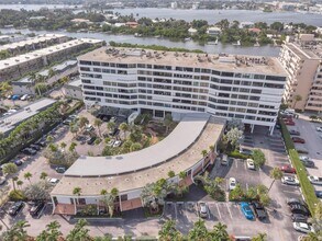 3589 S Ocean Blvd in South Palm Beach, FL - Building Photo - Building Photo