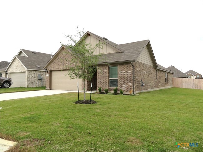 1327 Spring Row St in New Braunfels, TX - Foto de edificio - Building Photo