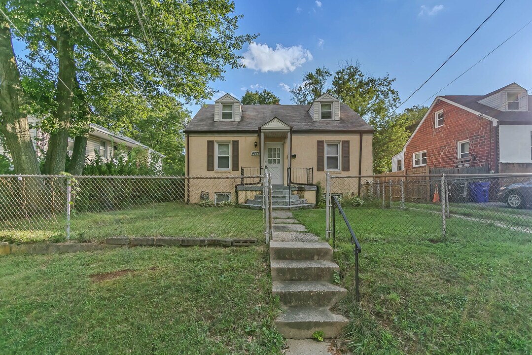 4827 Indian Ln in College Park, MD - Foto de edificio