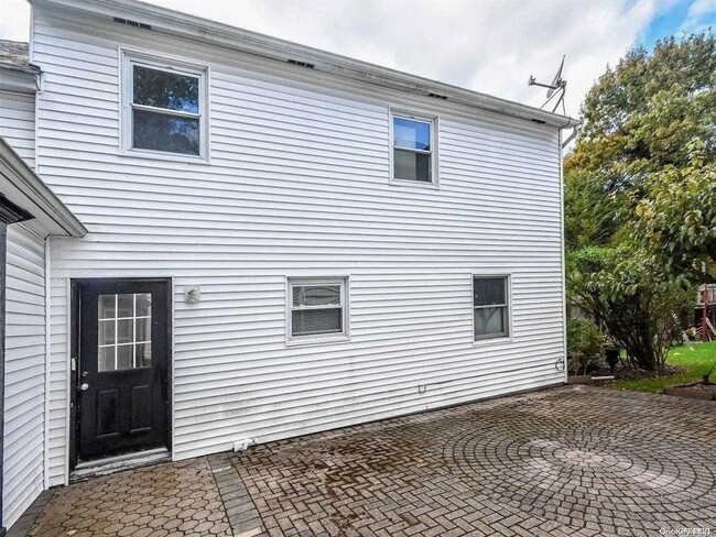528 Glen Cove Ave in Oyster Bay, NY - Foto de edificio - Building Photo