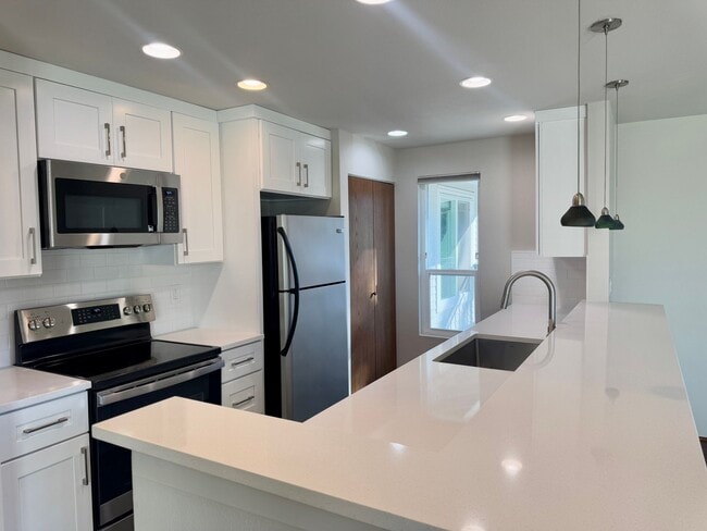 Move-in Special…..Four Weeks Free!!! in Mercer Island, WA - Building Photo - Building Photo
