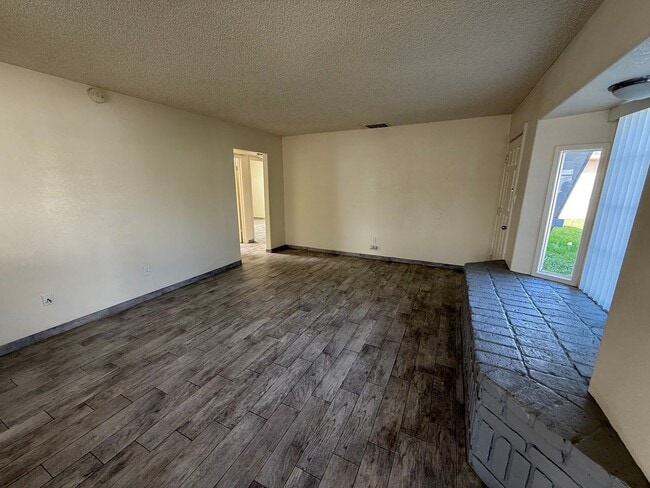 135 E Stuart Ave in Fresno, CA - Building Photo - Building Photo